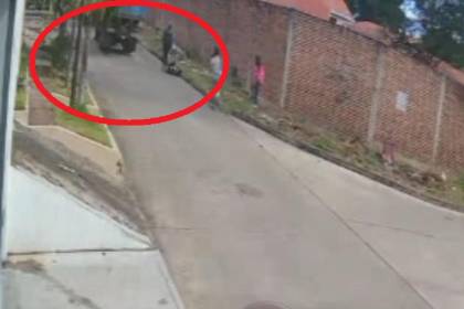 Cámaras registran el momento que bajan a un hombre inconsciente de un camión y lo dejan en la calle