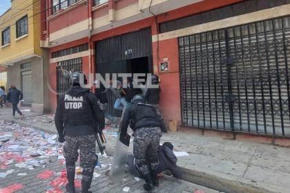 Choferes provocan destrozos en sede dirigencial en El Alto en medio de protestas por aumento del pasaje