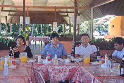 Evo se muestra en un restaurante y dirigente dice que de nuevo saldrá a los nueve departamentos