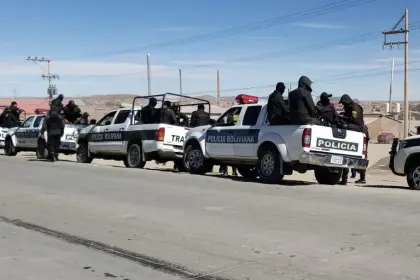 Contingente de policías y militares se dirige a Llallagua para nuevo intento de desbloqueo tras la muerte de tres uniformados