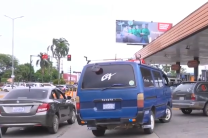 A días del feriado de Carnaval vuelven las filas en los surtidores de Santa Cruz; Asosur apunta a problemas de logística