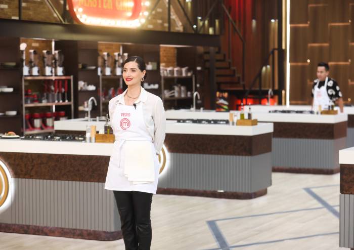 Vero sorprende al cantar en francés y hacer honor a su plato 