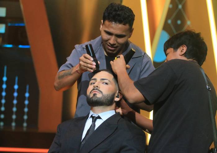 Maluma se rapa la cabeza en plena gala de versus