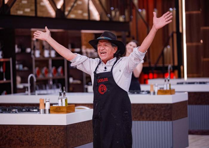Carlitos, uno de los cocineros más queridos es despedido de MasterChef Celebrity Carlitos, uno de los cocineros más queridos es despedido de MasterChef Celebrity