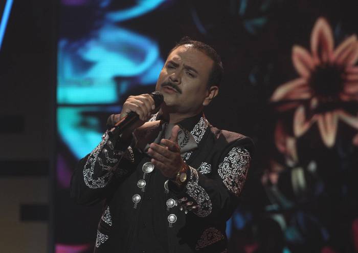 Pepe Aguilar conquista en el escenario con su voz
