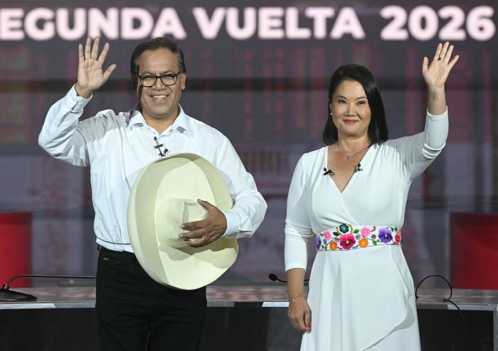 Perú elige en reñido balotaje a su noveno presidente en 10 años
