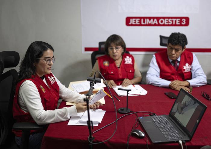 Keiko Fujimori mantiene leve ventaja en escrutinio presidencial en Perú