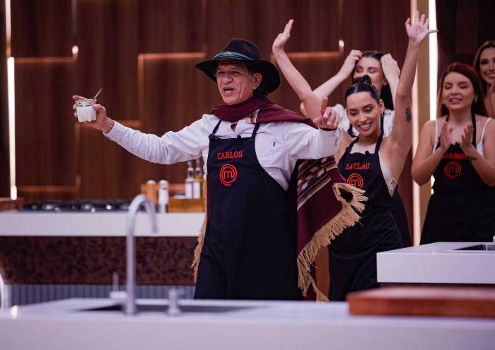 “Vengo con mis gualichos y mis embrujos”, la elegancia de Carlitos en la gala de eliminación “Vengo con mis gualichos y mis embrujos”, la elegancia de Carlitos en la gala de eliminación