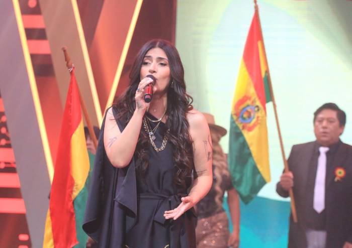 Vero Pérez, cantó el himno nacional en una gala especial por el aniversario de Bolivia 