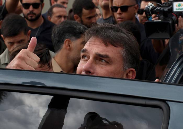 Las investigaciones que cercan a Flávio Bolsonaro, fugado a Estados Unidos
