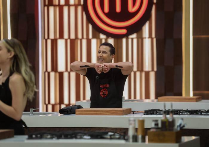 Oliver sorprendió con su primer tatuaje de MasterChef 