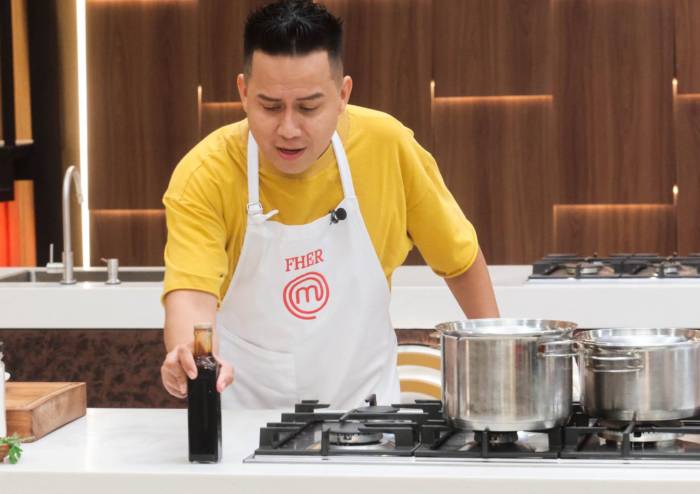 Una canción para amenizar: Código Fher deleitó con su voz en las cocinas 