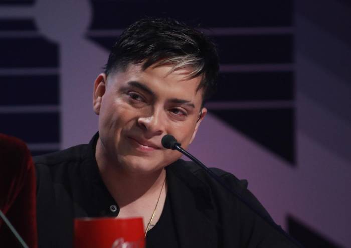 Luis Vega llora tras sentirse identificado con la historia de uno de los imitadores de Yo Me Llamo Luis Vega llora tras sentirse identificado con la historia de uno de los imitadores de Yo Me Llamo