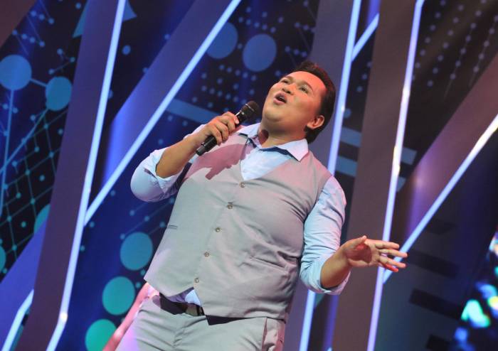 Arriesgada presentación de Juan Gabriel 