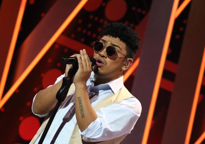 Kalimba se armó con sus mejores técnicas vocales, pero el escenario no lo perdonó 