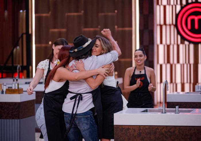 El homenaje a Carlitos y su triste despedida de la competencia El homenaje a Carlitos y su triste despedida de la competencia