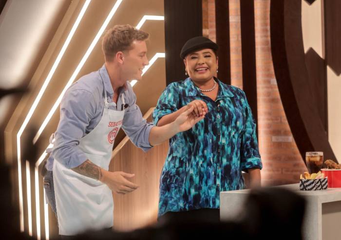 La gracia de Sebastian al invitar a bailar a la chef Coral 