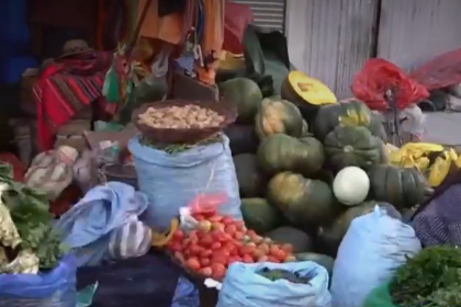 Baja el precio de las verduras en mercado de El Alto: el kilo de tomate se cotiza en Bs 3