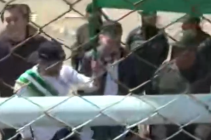 Con la bandera cruceña y su banda, Camacho sale de Chonchocoro tras dos años y ochos meses de prisión