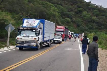 Ruta antigua Santa Cruz - Cochabamba: en el inicio del tercer día de bloqueo sigue el diálogo entre ANH y productores
