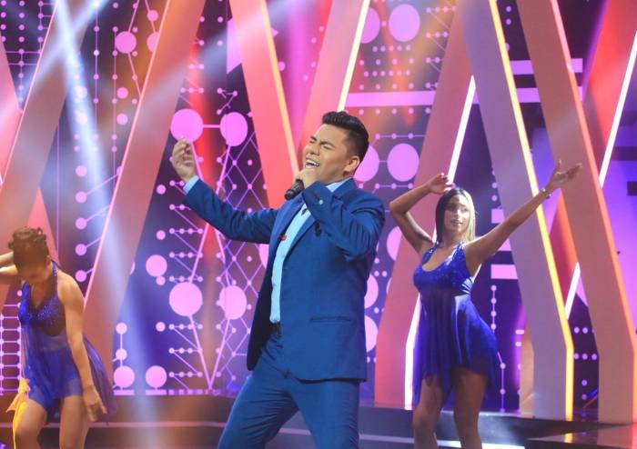El escenario explotó: Américo se lució con la cumbia ‘El embrujo’