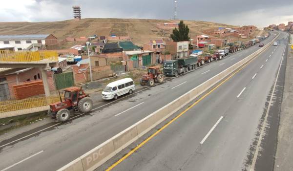 La Paz: Tractores y camiones hacen largas filas por diésel en el municipio rural de Batallas 