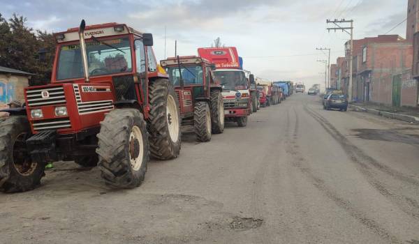 Ante la escasez de combustible en Achacachi, choferes dicen que les racionan la venta
