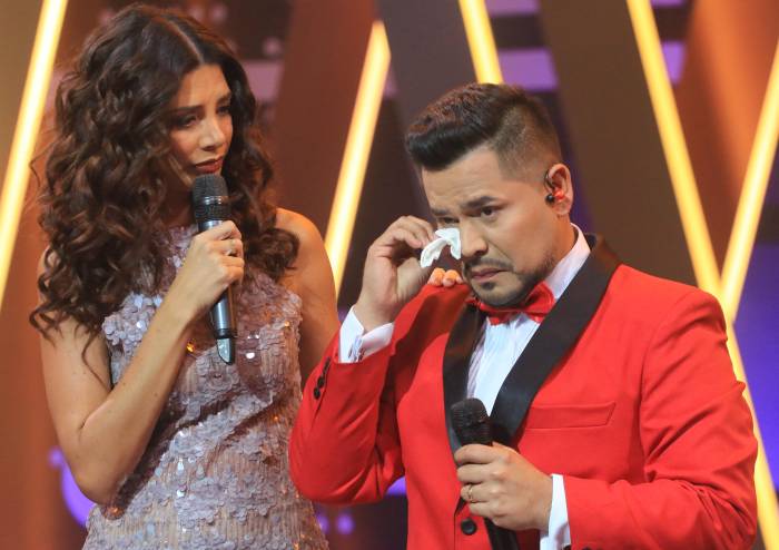 Rodrigo Tapari no se contiene y se quiebra en el escenario al recordar a su mamá 