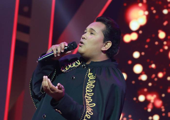 Juan Gabriel evita llegar a las notas de su artista y el jurado señala el error 