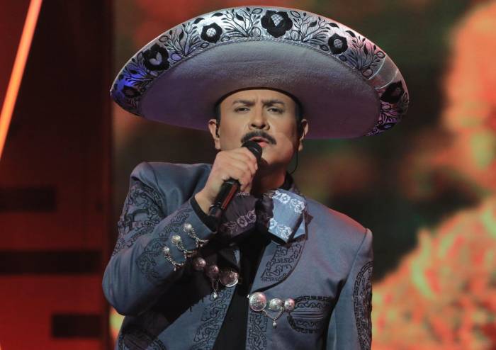 Pepe Aguilar hizo suspirar a todos con su interpretación 
