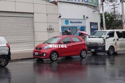 Filas por gasolina en Cochabamba, surtidores sin el carburante en Santa Cruz mientras que la carga es regular en La Paz