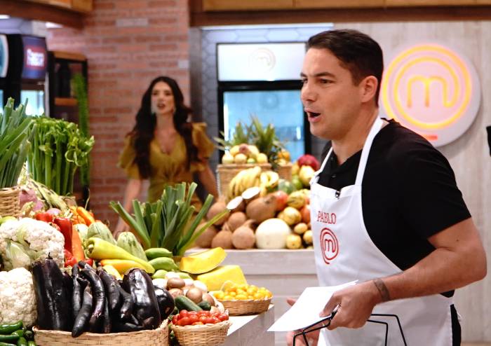 Caos, desorden y gritos en la visita de los cocineros al mercado 