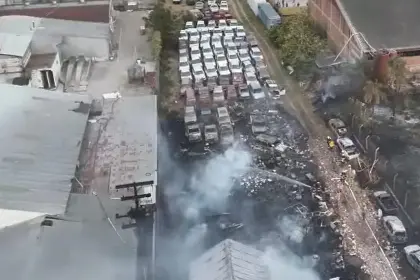 Cerca de 26 vehículos entre autos, vagonetas y cuadratracks fueron alcanzados por el fuego en depósito de la Gobernación cruceña
