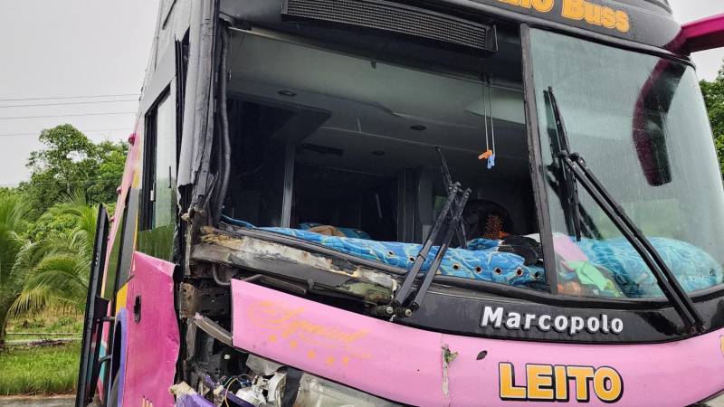 Los destrozos en el bus accidentado en la ruta Cochabamba - Santa Cruz.