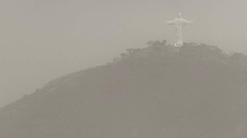 Vista del Cristo de la Concordia durante las ráfagas de viento