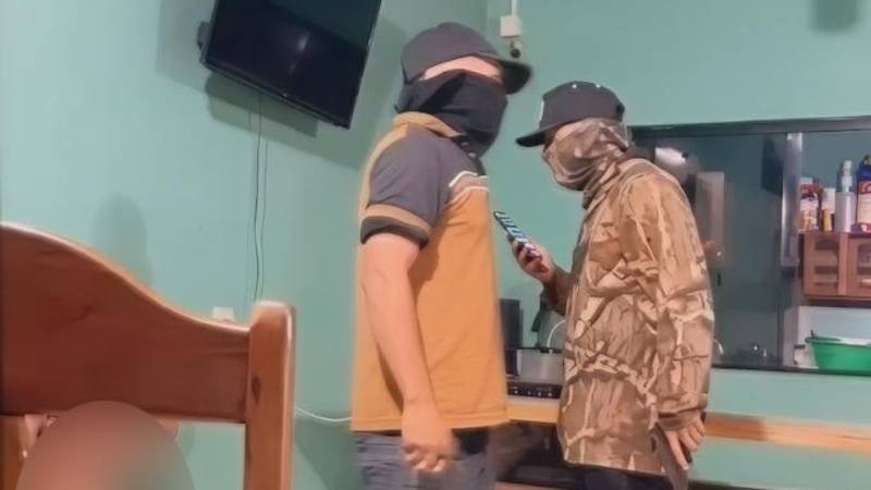En esta captura aparecen los dos sicarios con el rostro cubierto