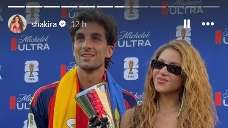 Shakira entregando trofeo al jugador MVP. 