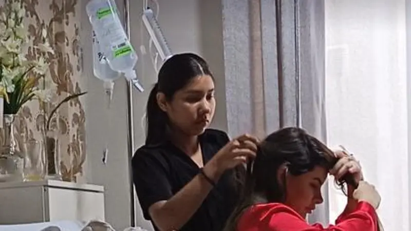 Caro en los preparativos de su arreglo personal. 