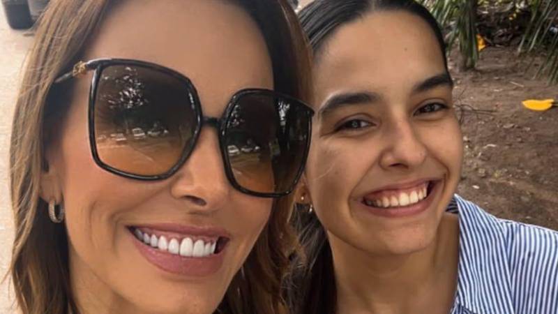 Gabriela Oviedo junto a su hija, tras emitir su voto. 
