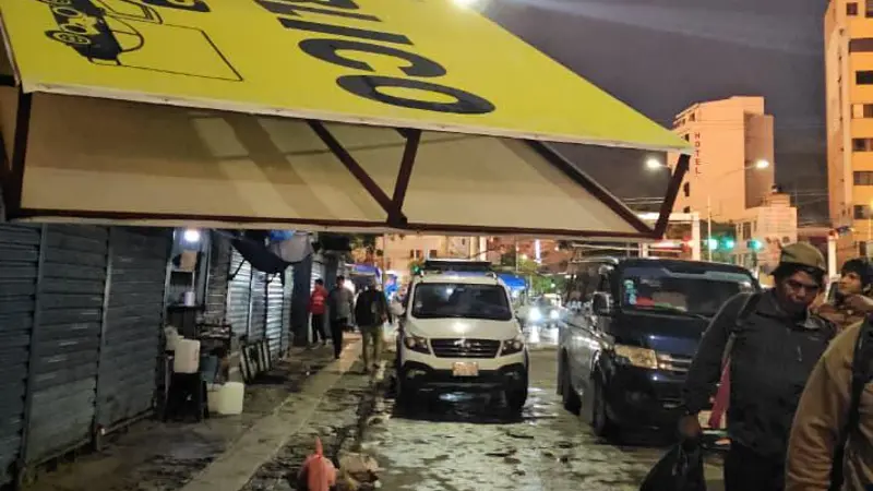 Un letrero cayó por la zona de las avenidas Ayacucho y Aroma.