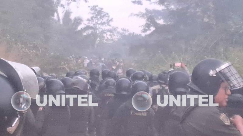 Frente a frente, los movilizados y la Policía