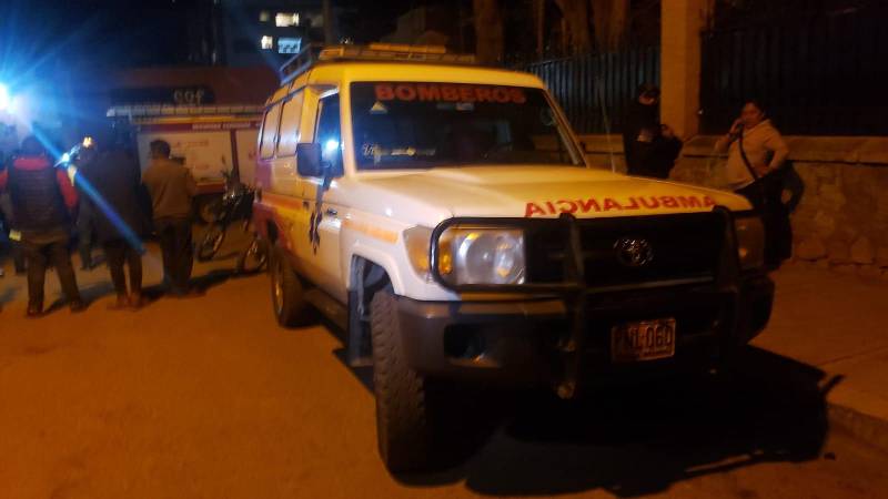 Una ambulancia y una cisterna de Bomberos llegó hasta la cárcel 