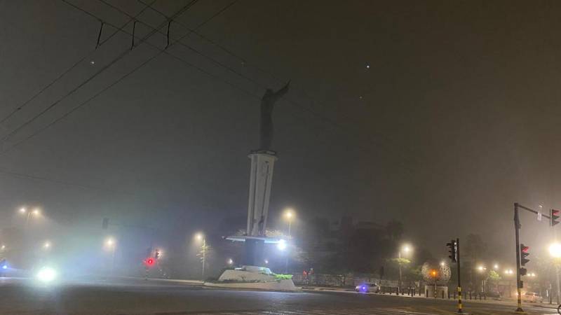 Cristo Redentor cubierto de neblina. 