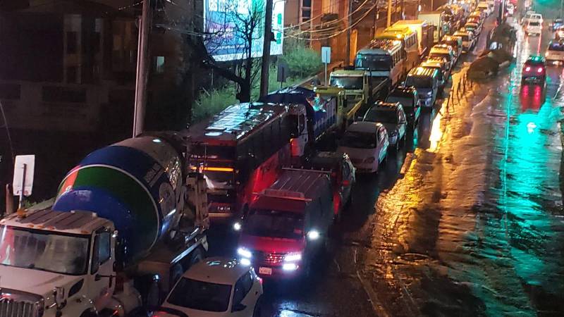 Filas por combustible en La Paz