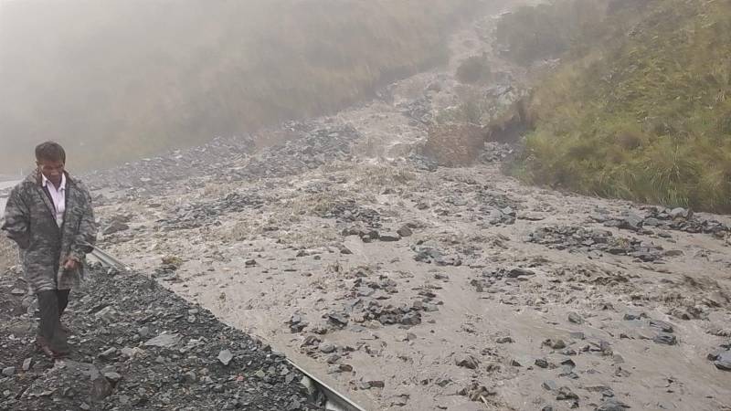 La carretera terminó con material de arrastre