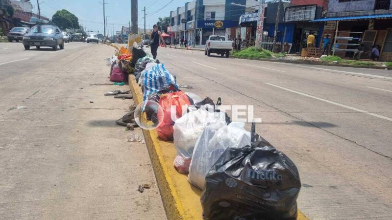 La basura incluso está en los camellones en la zona del mercado de Alto San Pedro