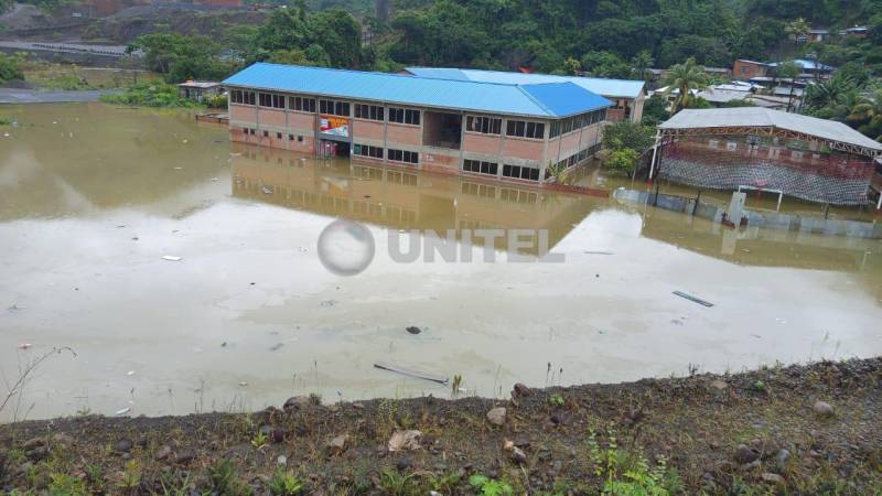 El agua ingresó al colegio 16 de Julio de Chima. 