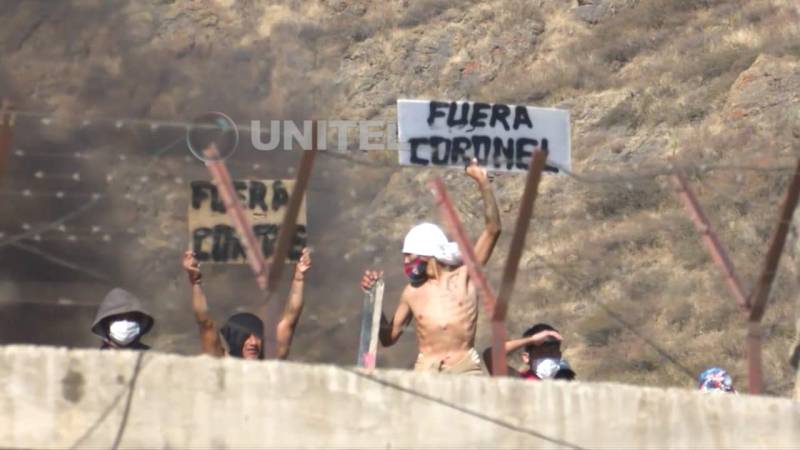 Reclusos en una protesta en una cárcel.