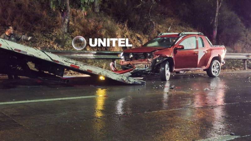 El vehículos afectados en el carril de subida de la autopista.