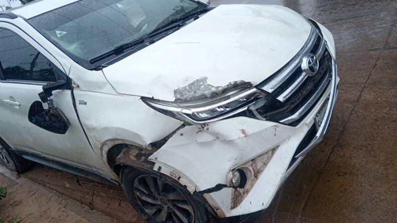 Motorizado quedó con daños en la parte frontal. 